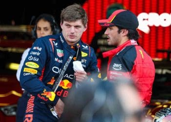 Carlos Sainz revela informação surpreendente sobre o RB20 da Red Bull.