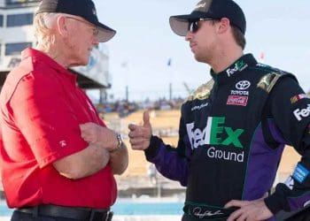 Denny Hamlin expõe que JGR desperdiçou quase $1 milhão em pneus da Goodyear em 2022.