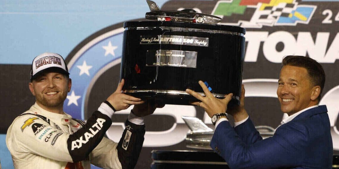 ¡VIDEO: William Byron rompe la sequía de diez años de Hendrick Motorsports en el Daytona 500 resistiendo numerosos choques!