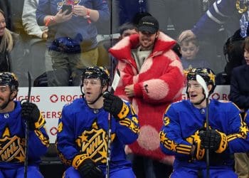 JUSTIN BIEBER’S OUTRAGEOUS ATTIRE AND UNCONVENTIONAL WARM-UP ROUTINE SHOCKS NHL ALL-STAR CROWD