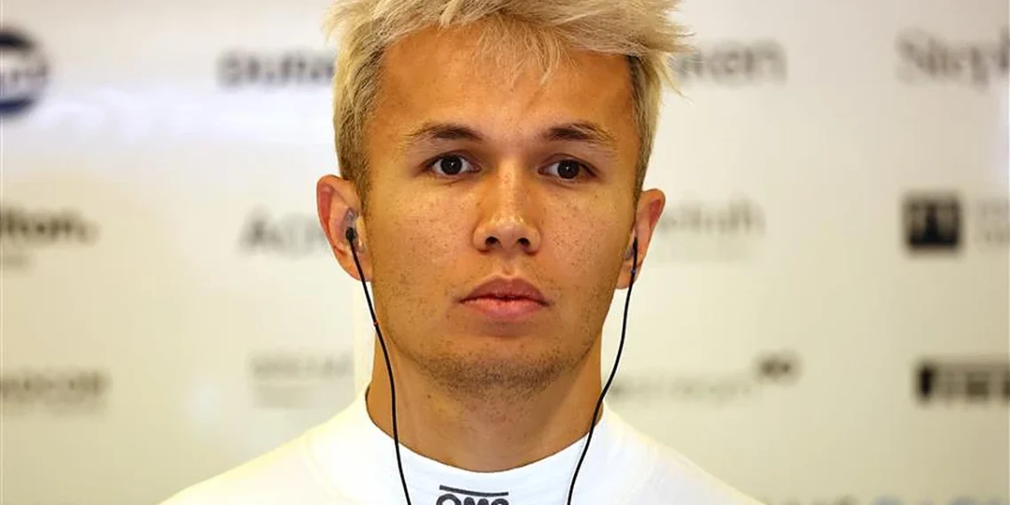 Alex Albon assina contrato de longo prazo com a Williams Racing em meio a enigma nas redes sociais.
