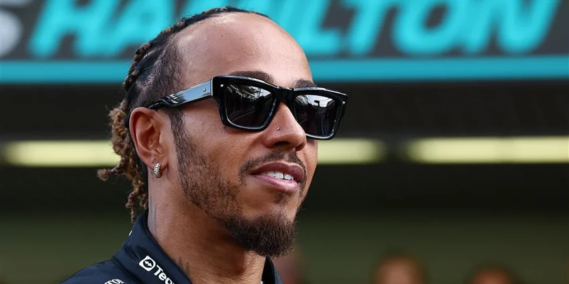 Oscar Piastri discute confronto com Lewis Hamilton.