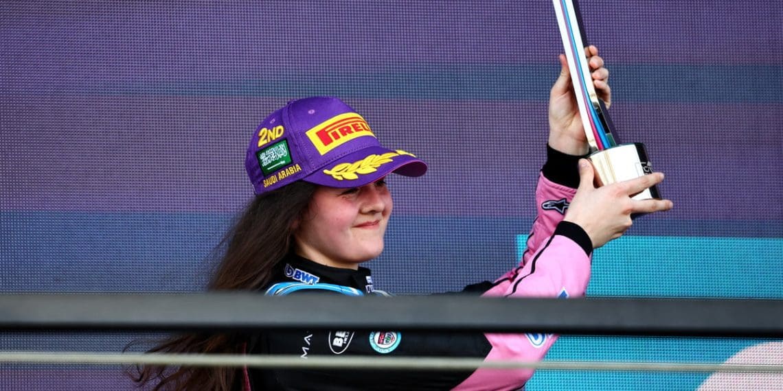 Exclusivo: Jovem Piloto Alpine Abbi Pulling Revela Sonhos na Academia de F1