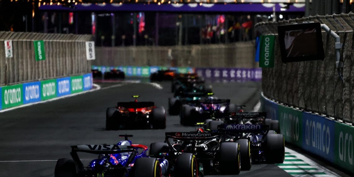 Chefes de equipe defendem regulamentos de efeito solo da F1 apesar de preocupações com turbulência aerodinâmica.