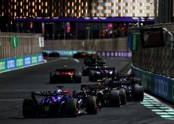 Chefes de equipe defendem regulamentos de efeito solo da F1 apesar de preocupações com turbulência aerodinâmica.