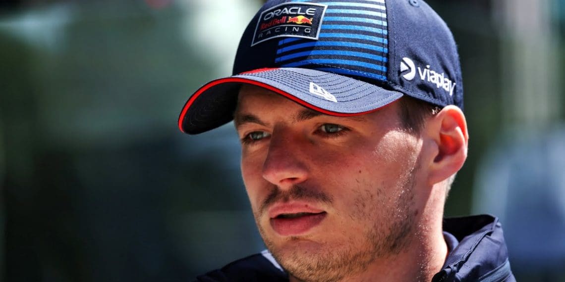 Verstappen faz referência a jogo popular ao discutir assistência para ultrapassagens em 2026.