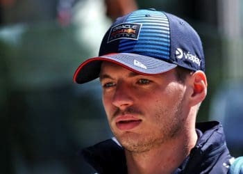 Verstappen faz referência a jogo popular ao discutir assistência para ultrapassagens em 2026.