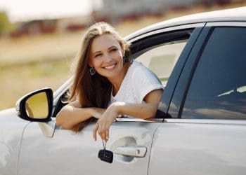 Informações importantes para motoristas internacionais sobre os adesivos de pedágio húngaros.