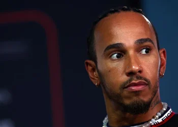 Lewis Hamilton reage ao pedido de Wolff por informações de contrato da Ferrari.
