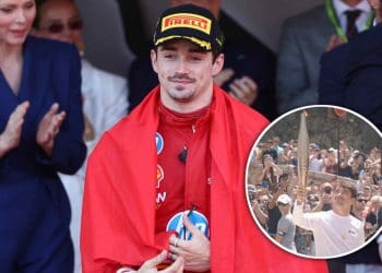 VÍDEO: Charles Leclerc desfila orgulhosamente a tocha olímpica em Mônaco diante de uma grande multidão.