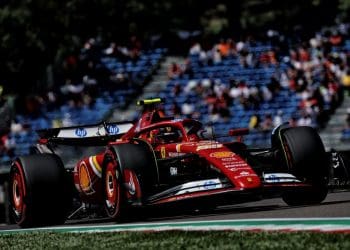 Sainz explica como mudança de vento prejudicou chances da Ferrari para a pole position na F1 em Imola.