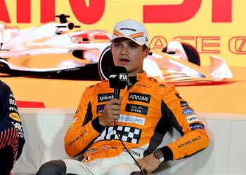 Lando Norris visto com supermodelo em Mônaco alimentando rumores de relacionamento.