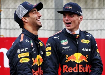 Christian Horner escolhe sem piedade Daniel Ricciardo em vez de Max Verstappen.