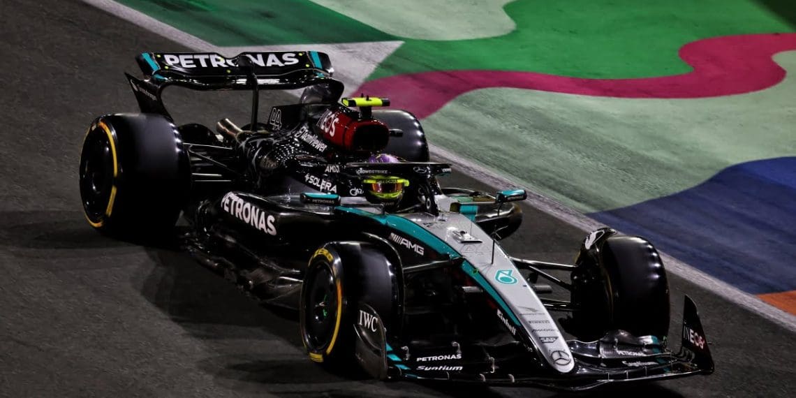 Hamilton expressa frustração com problema contínuo no carro da Mercedes na F1 em Jeddah.