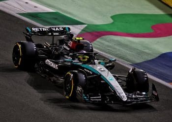 Hamilton expressa frustração com problema contínuo no carro da Mercedes na F1 em Jeddah.