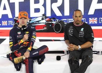 ¡Max Verstappen asegura que Lewis Hamilton fue presionado para revelar su transferencia a Ferrari en 2025, alegando que los detalles fueron ‘expuestos’!