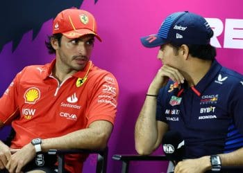 Mercedes rejeita Sainz de forma justa. Decisão da Red Bull prejudicará a equipe.