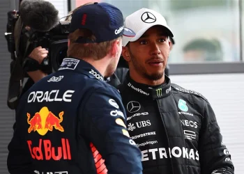 Lewis Hamilton sugere possível sucessor em Max Verstappen.