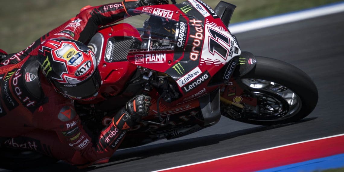 Bulega define o ritmo, Razgatlioglu cai nos treinos do WorldSBK em Misano.