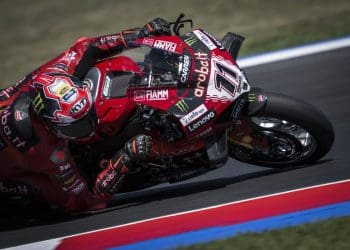 Bulega define o ritmo, Razgatlioglu cai nos treinos do WorldSBK em Misano.