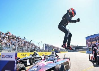 Piloto vitorioso da Porsche continua a lutar apesar de lesões.