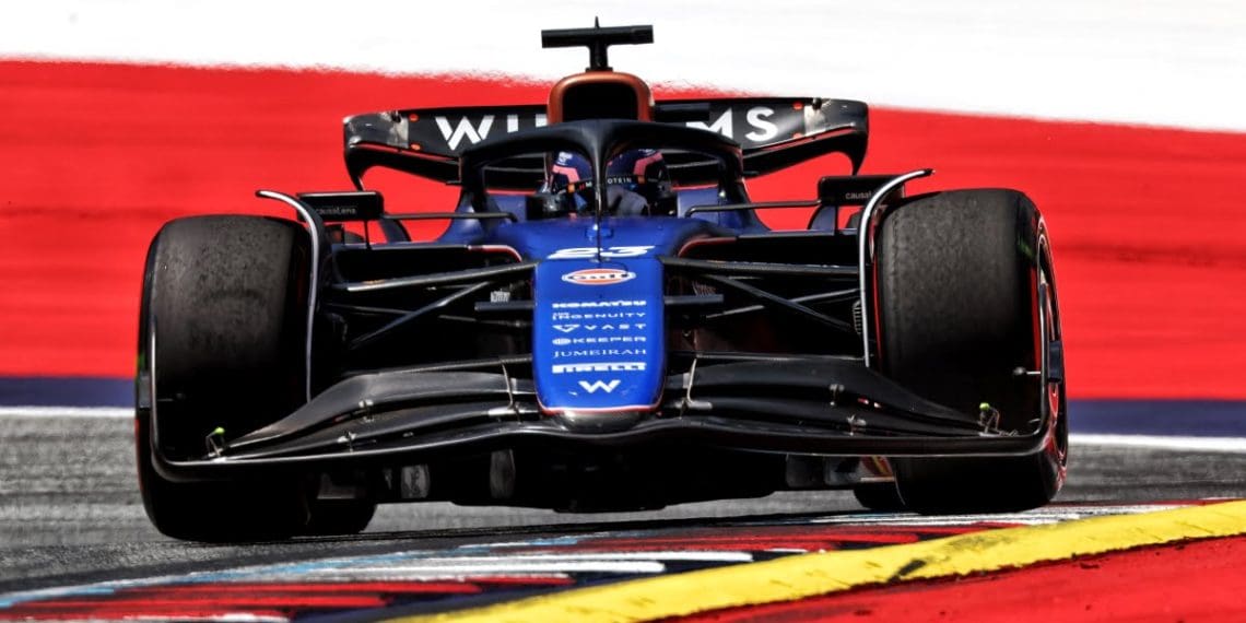 Albon pronto para começar corrida de Sprint do Grande Prêmio da Áustria de F1 na pista dos boxes