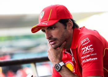 Sainz enfrenta dilema bizarro com assento de corrida na Fórmula 1 de 2025