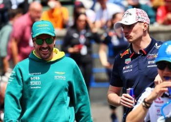 Alonso prevê que Verstappen permanecerá na Red Bull na F1 2025.