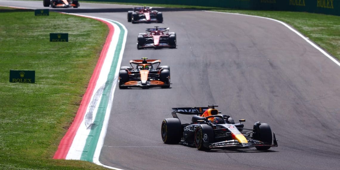 Análise da intensa batalha entre Norris e Verstappen em Imola e suas implicações para a Fórmula 1.