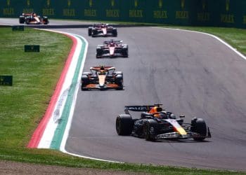 Análise da intensa batalha entre Norris e Verstappen em Imola e suas implicações para a Fórmula 1.