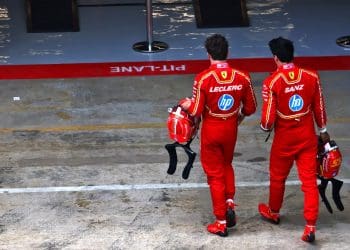 Leclerc resolve incidente na F1 com companheiro de equipe da Ferrari Sainz.