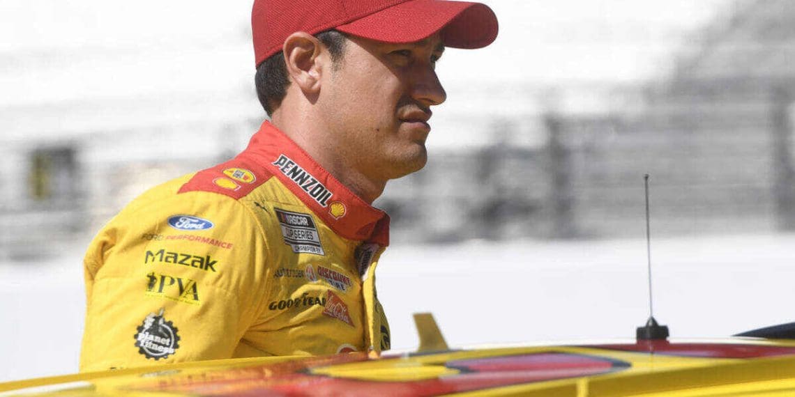 VÍDEO: Joey Logano confessa ter apertado “o botão do pânico” durante a temporada de pesadelo de 2024.