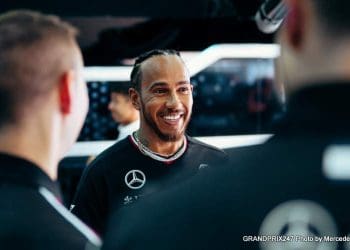 Campeão da F1 Villeneuve acredita que Hamilton precisa mudar para a Ferrari para um novo desafio.
