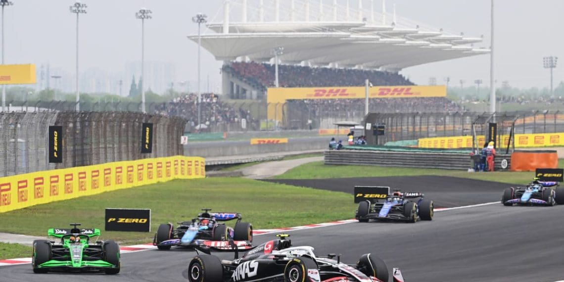 Próximos desenvolvimentos na batalha pelas posições menos desejadas na F1 2025.