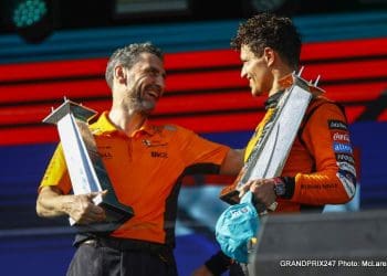 Stella apoia e defende a equipe.