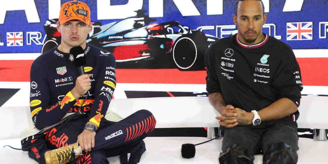 Max Verstappen: Lewis Hamilton sotto pressione per rivelare il trasferimento alla Ferrari del 2025, afferma che i dettagli sono stati ‘esposti’.