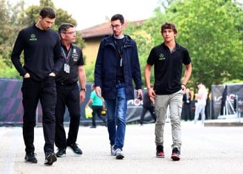 Hamilton apoia Antonelli como seu sucessor na Mercedes F1 em 2025.