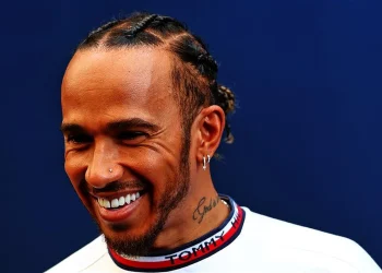 Helmut Marko expressa preocupação sobre Lewis Hamilton e Mercedes.