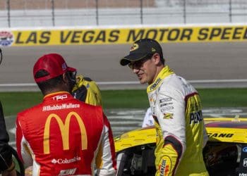 Joey Logano adverte NASCAR para não mudar economia de combustível em Superspeedways com novas etapas.