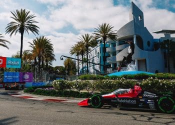 Kirkwood lidera nos treinos da segunda prática da IndyCar, enquanto Power bate.