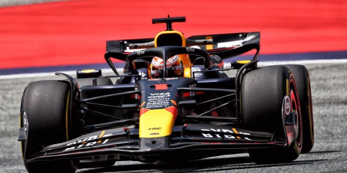 Verstappen se recupera de problema técnico para liderar sessão de treinos