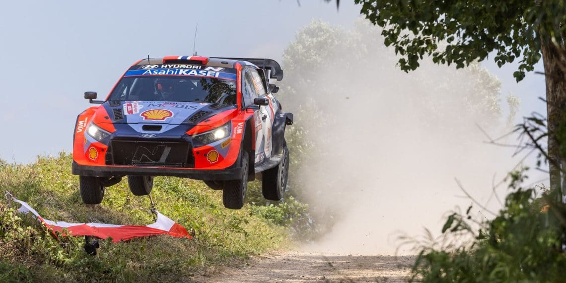 Fantástico Mikkelsen na liderança no WRC Polônia.