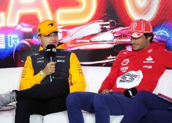 LANDO NORRIS CRITICA COMENTÁRIOS ‘UNDERRATED’ DE CARLOS SAINZ APÓS IMPRESSIONANTE DESEMPENHO NO GRANDE PRÊMIO DA AUSTRÁLIA.
