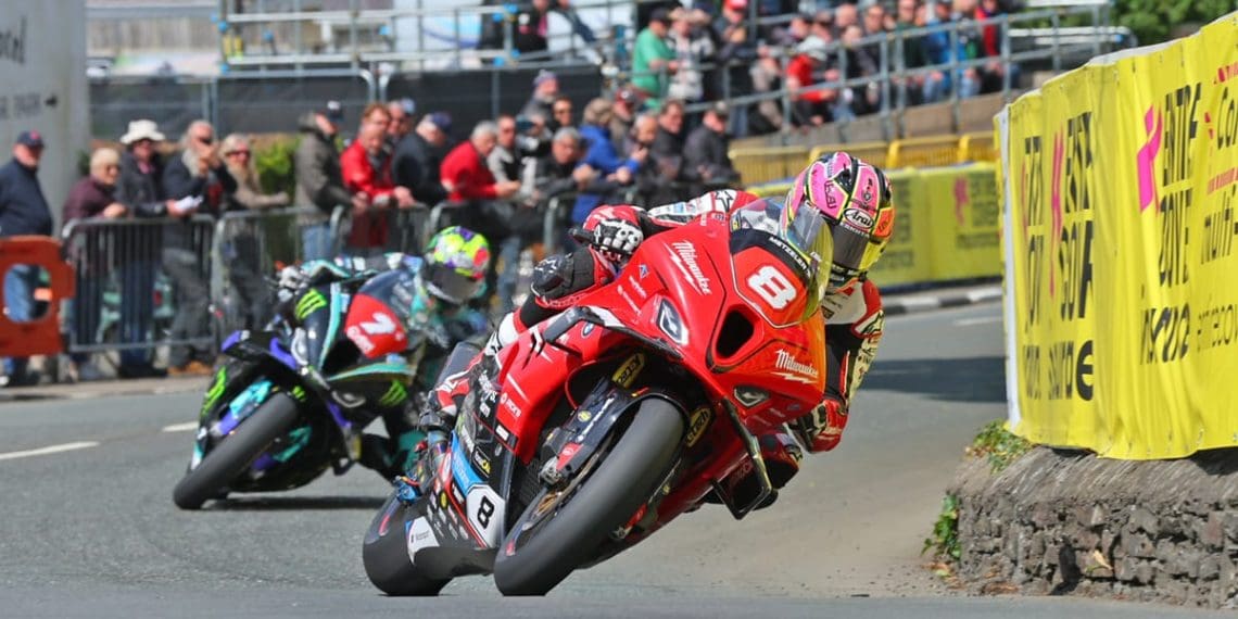 Todd vence primeira corrida da Ilha de Man TT ao derrotar Hickman.