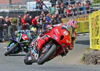 Todd vence primeira corrida da Ilha de Man TT ao derrotar Hickman.