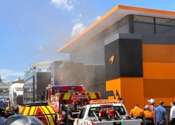 McLaren obrigado a sair da área VIP da F1 devido a surto de incêndio.