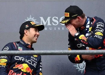 Max Verstappen assinará com a Mercedes após pai ser visto em reunião privada com Toto Wolff.