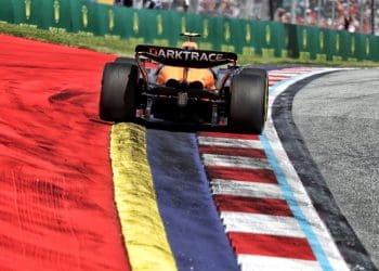 McLaren alerta que penalidade de Norris por exceder limites da pista na Áustria pode prejudicar oportunidades de ultrapassagem.
