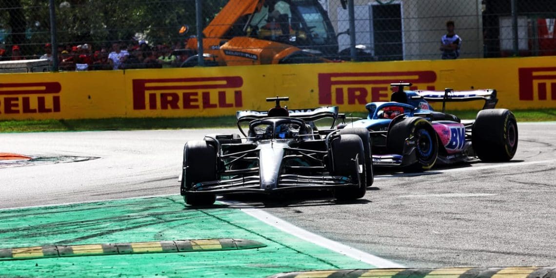 Regra polêmica da F1 sobre limites de pista resulta em penalidade por ultrapassagem fora dos limites da pista.