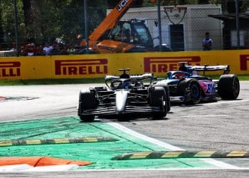 Regra polêmica da F1 sobre limites de pista resulta em penalidade por ultrapassagem fora dos limites da pista.